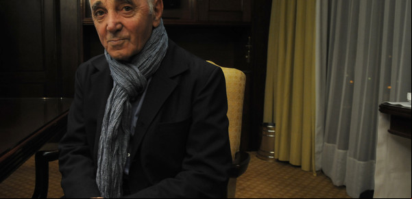 Charles Aznavour, leyenda de la canción sa, fue hospitalizado en San Petersburgo