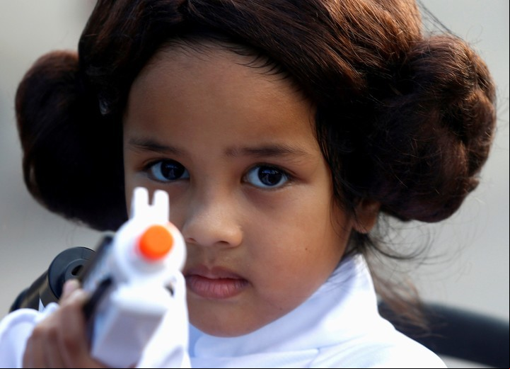 Una nena disfrazada de Leia festeja el Día de Star Wars en Singapur (Reuters).
