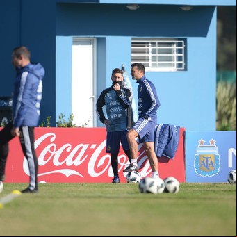 Una remera de los Stones y la concentración al 100%: así llegó Lionel Messi a Ezeiza