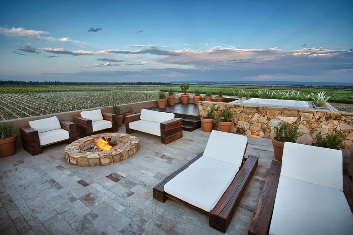 Rosell Boher Lodge. Terraza de las casas de viña, con espacio para fuego y jacuzzi climatizado.