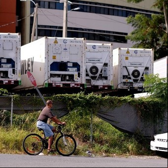 Cadáveres sin reclamar se apilan en la morgue de Puerto Rico