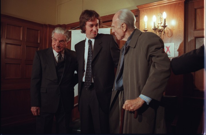 Pedro Mairal con Afdolfo Bioy Casares y Augusto Roa Bastos, cuando ganó la primera edición del Premio Clarín Novela en 1998.