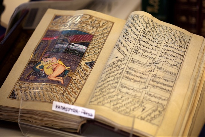 El Kamasutra fue escrito en sánscrito y proviene originariamente de la India.
