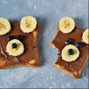 Tostadas con chocolate y frutas