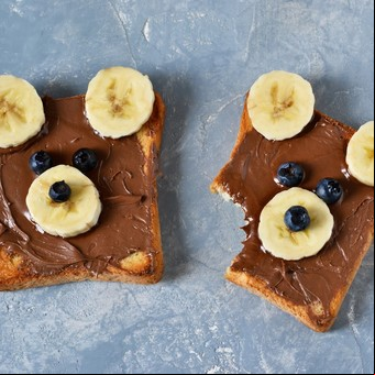 Tostadas con chocolate y frutas