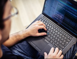 Despegar busca 30 jóvenes talentos para formarlos en tecnología: cuáles son los requisitos para aplicar