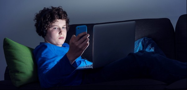 Adolescencia: ¿hasta qué edad se puede revisar el celular a los hijos?  