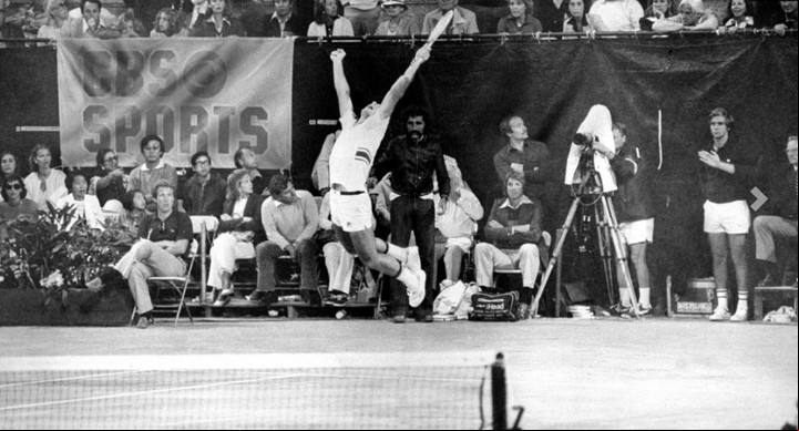 El salto eterno de Vilas luego de la victoria ante Connors en Forest Hills. (Foto: AP)