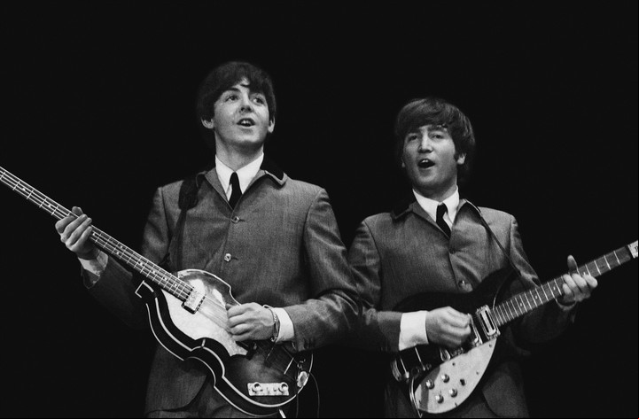 Paul McCartney y John Lennon en 1964. La gran dupla compositiva del pop. Foto: AP