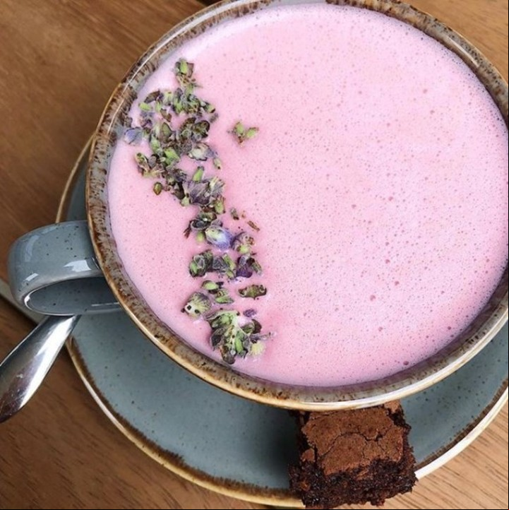 Moon Milik, inspirada en la medicina tradicional ayurvédica. Preparación de leche tibia con nuez moscada, raíz de remolacha y polvo de ashwaganda. (Instagram theanthologistmanchester).