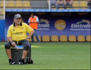 El video que muestra a Diego Maradona con dolor en sus rodillas y mucha dificultad para caminar