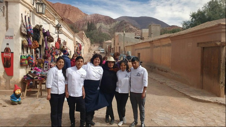 Magda junto a sus estudiantes de cocina (Facebook)