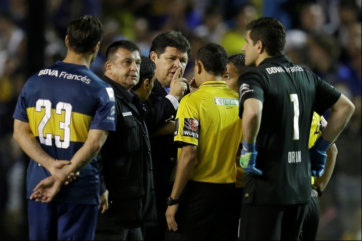 Bello dialoga con Herrar mientras Agustín Orion y Daniel Osvaldo esperan por las novedades. (AP)