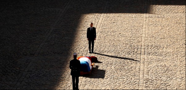 Dolor y respeto en el último adiós a Charles Aznavour