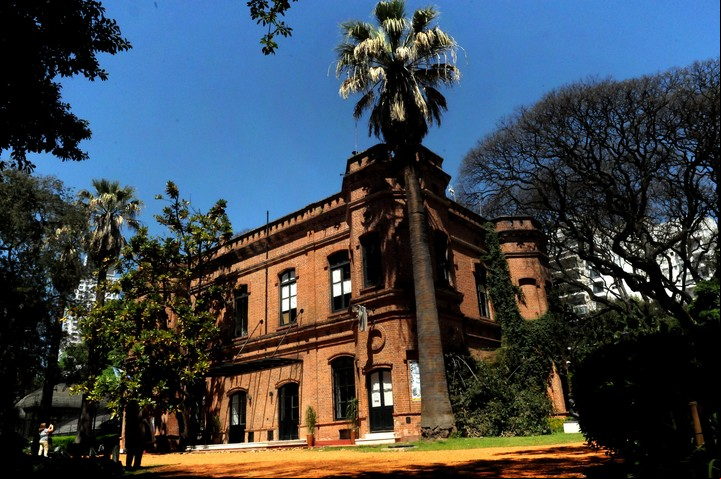 Casa de chocolate. Así apodaron al edificio central del Botánico. / Diego Díaz.
