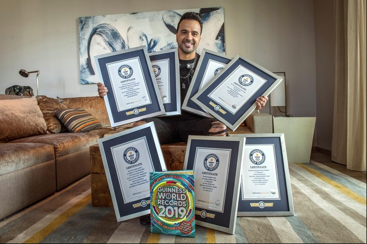 El cantautor puertorriqueño Luis Fonsi posa con sus siete récords Guinness recibidos por su canción "Despacito".