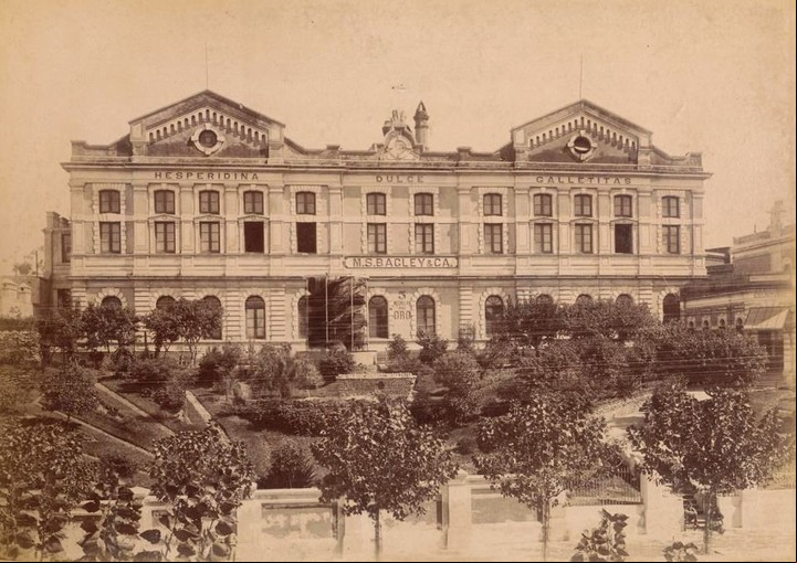 Anglosajón. El edificio original de la fábrica Bagley tenía un gran jardín por delante de la construcción.