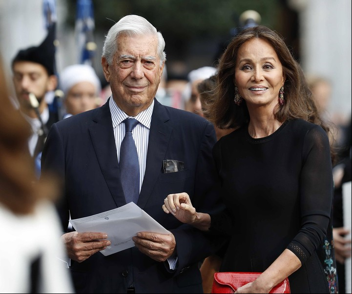 El escritor peruano Mario Vargas Llosa e Isabel Preysler, a su llegada a la ceremonia de entrega de los Premios Princesa de Asturia. Foto EFE