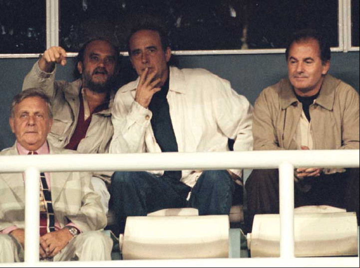 Roberto Fontanarrosa y Joan Manuel Serrat en el estadio de Central en 2002 / Foto: archivo Clarín.