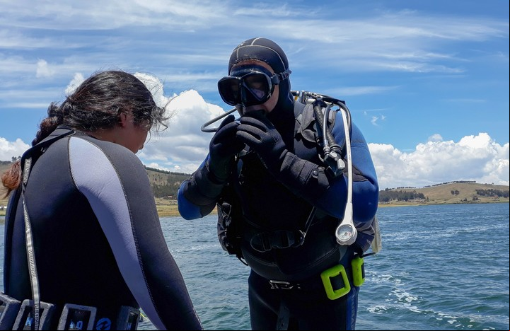 El jefe de la Sección de Intereses Culturales y Educación de la embajada argentina en La Paz, Carlos Javier Daveggiose, se prepara para bucear en el sector de Santiago de Ojje, en el lado boliviano del lago Titicaca (Bolivia). EFE/Martín Alipaz