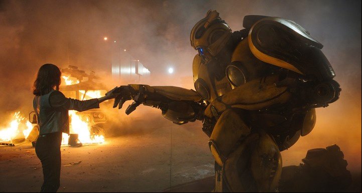 Hailee Steinfeld como Charlie, y un homenaje a "E.T." en "Bumblebee", spin-off de "Transformers". Foto Archivo Clarín