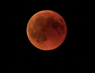 Por qué al mirar un eclipse lunar no hay riesgo de dañar los ojos