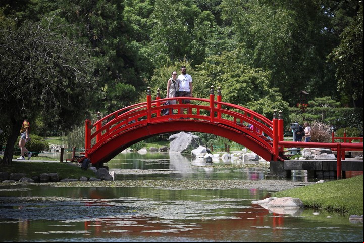 Curvo. Es el puente del Jardín Japonés más difícil de subir: representa los obstáculos de la vida. / EFE