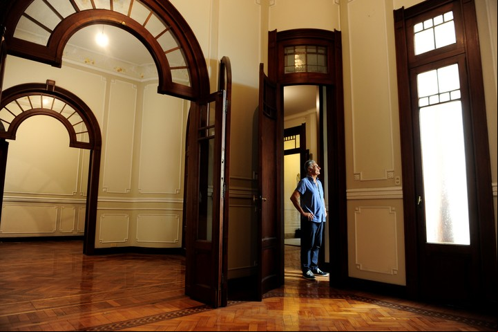 Interior. Daniel Bocchimuzzi, dueño del edificio que Colombo, maestro del Art Nouveau, diseñó en 1918 en Corrientes al 2500. /Rubén Digilio