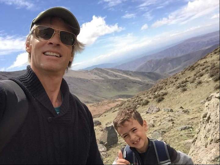 Paisaje. David, con su hijo Benjamín, en Mendoza.