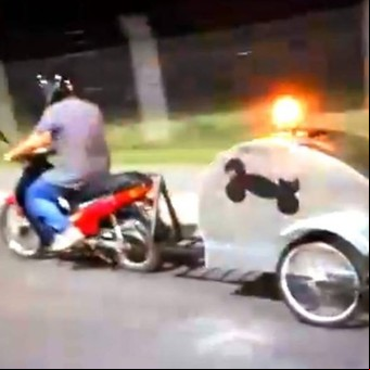 Video: así funciona la primera motoambulancia para perros del país