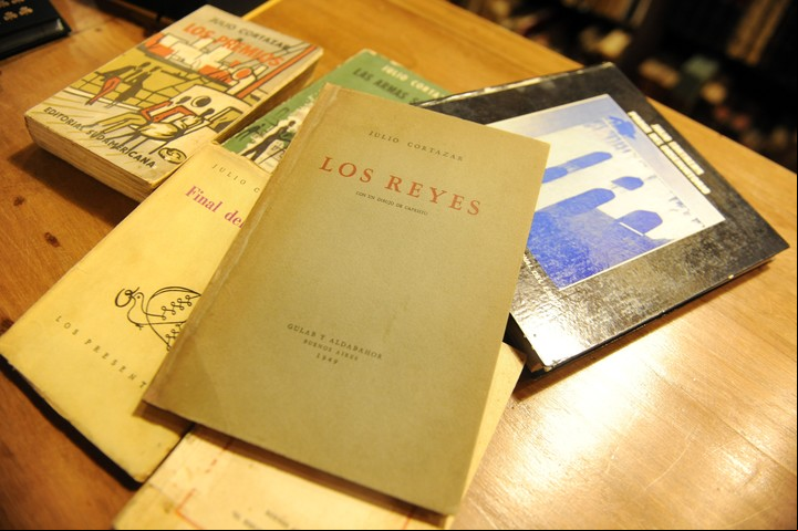 Los reyes. Primer libro que Cortázar firmó con su nombre. / M. Bonetto.