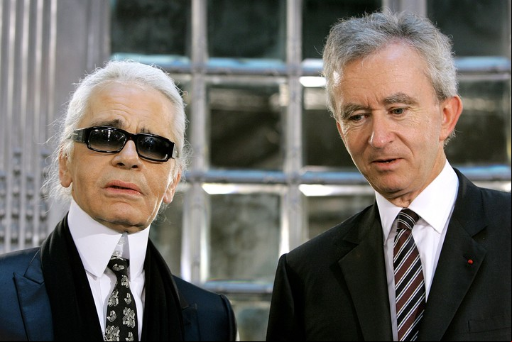 Karl Lagerfeld con Bernard Arnault . (AFP)