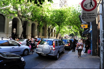 Doble fila en la puerta del colegio: 4 de cada 10 conductores justifican la infracción 