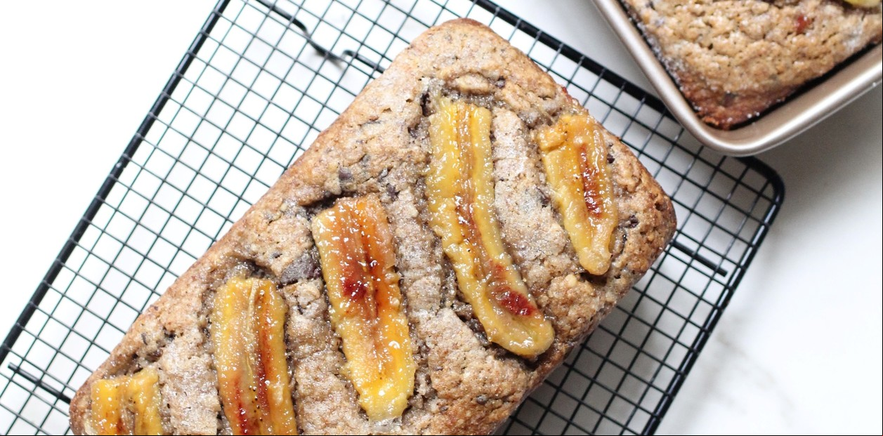 Receta de Budín de banana caramelizada y chips de chocolate