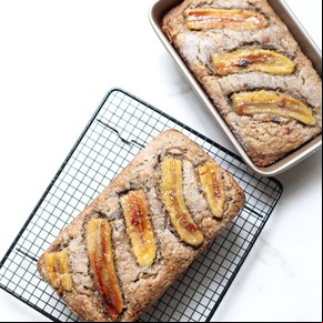 Budín de banana caramelizada y chips de chocolate