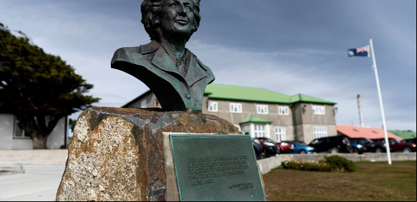 Malvinas hoy: entre kelpers millonarios y argentinos que viajan para "hacer patria en silencio"