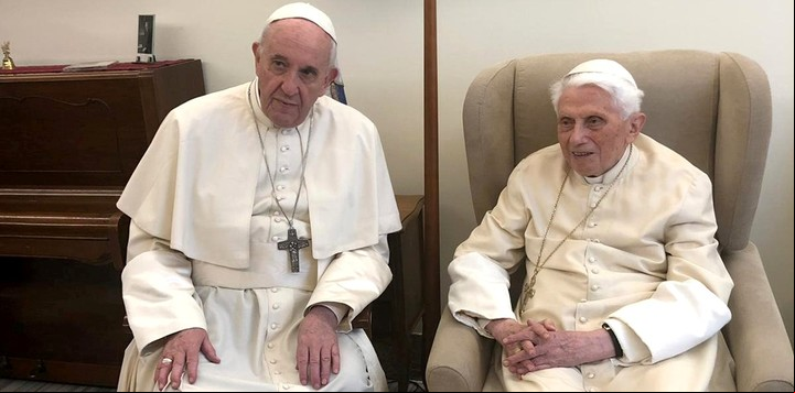 Francisco con el papa emérito Benedicto XVI. Foto Prensa Santa Sede