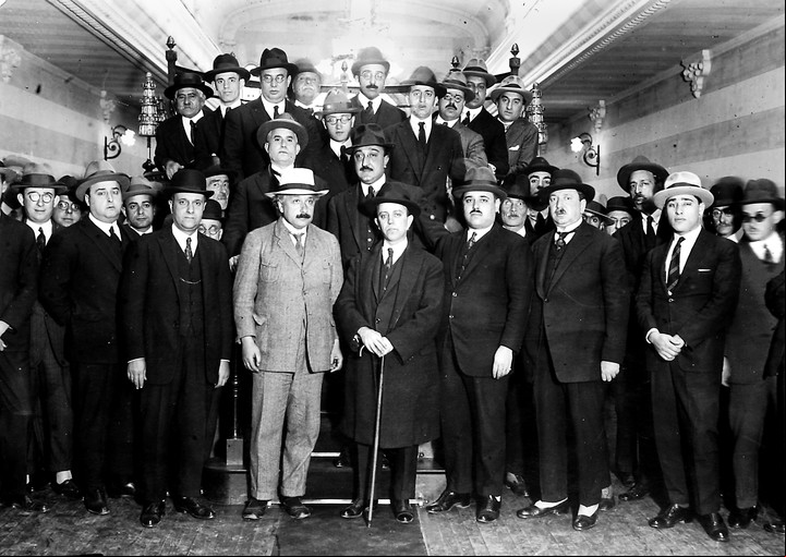 Einstein. Con traje claro junto a del comité de Sociedades Israelitas, durante su visita a Buenos Aires. La última imagen de su visita a la Argentina. Foto/ Archivo
