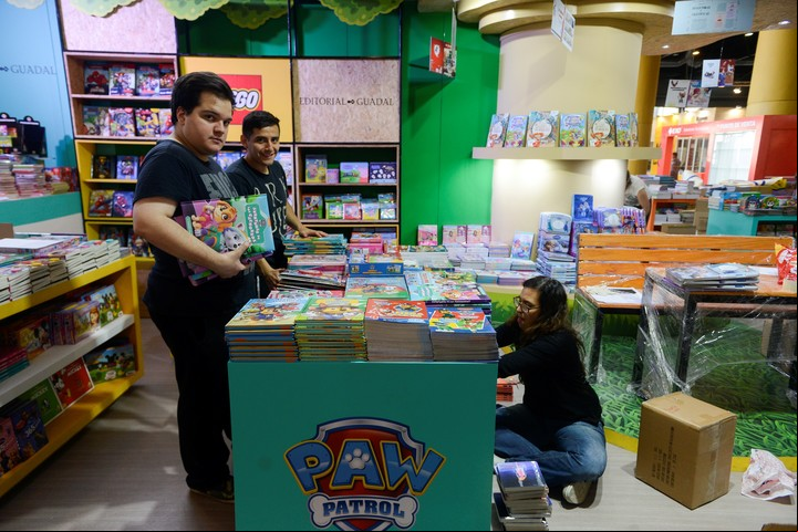 Para chicos. Siempre tienen lugar en la feria de los libros.