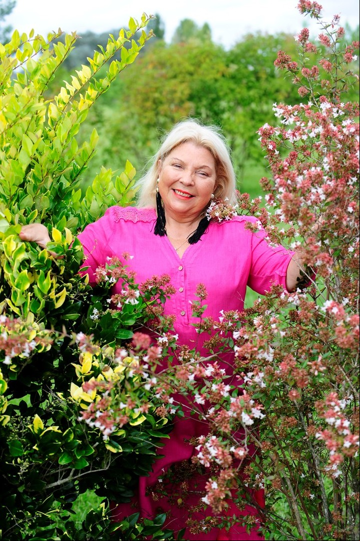 La diputada Elisa Carrió en el parque de la casa que alquila en Exaltación de la Cruz. Dice que no tiene apego por lo material. Foto: Ariel Grinberg