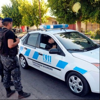Coronavirus en Argentina: un policía mendocino rompió la cuarentena para tener sexo con su pareja en el auto