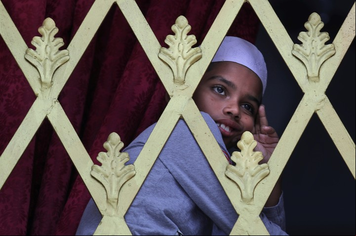 Un niño musulman en Sri Lanka mira desde las ventanas de su mezquita este viernes. Los miedos. AP