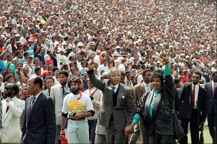 Nelson Mandela y Winnie Mandela saludan en el estadio Soccer City. / AP