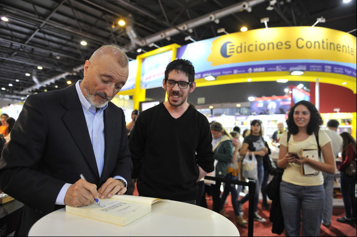 Pérez-Reverte, el año pasado, en su visita a la Feria del Libro porteña. / Maxi Failla