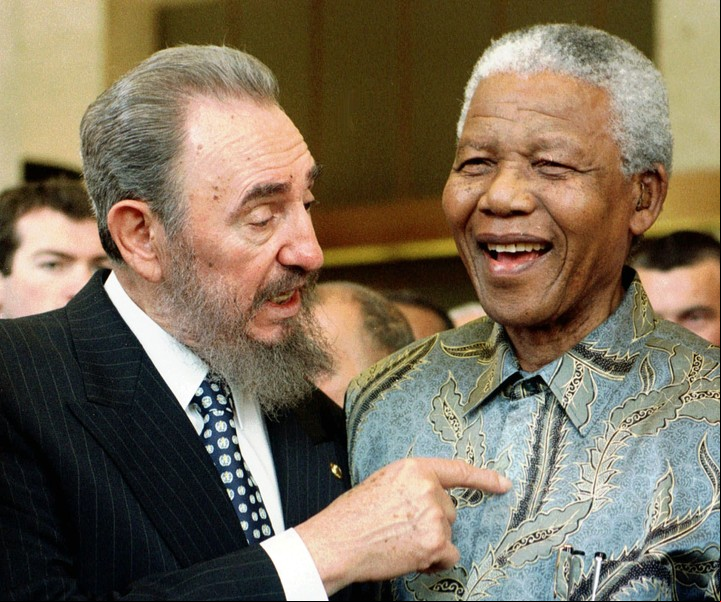 Fidel Castro y Nelson Mandela en una reunión de la Organización Mundial del Comercio en Ginebra, Suiza en 2013. / AP