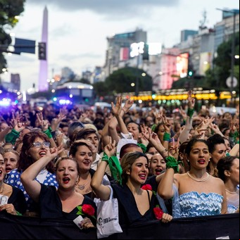 Cien "Evitas" homenajean en Argentina a Eva Perón a 100 años de su nacimiento