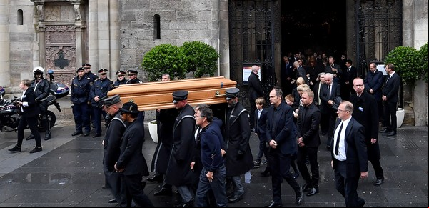 Miles de personas esperaron bajo la lluvia  para darle el último adiós a Niki Lauda en Viena