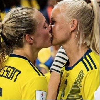 El beso entre Eriksson y Harder que es un símbolo y se volvió viral