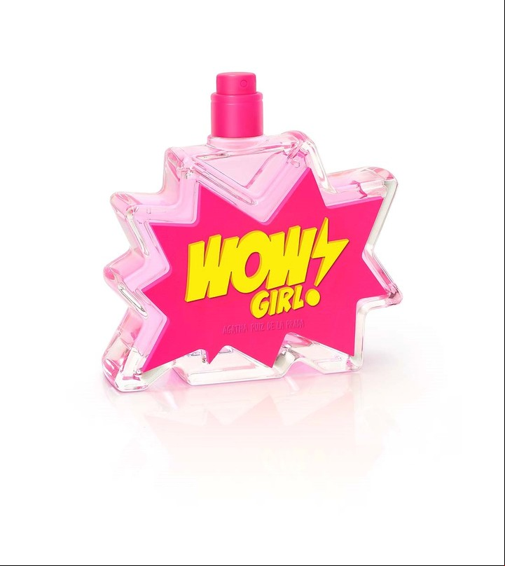 El nuevo perfume. Se llama Wow! Girl, es cítrico y está dedicado a las teenagers, obviamente. El diseño alude a la "Wonder Woman" (mujer maravilla).