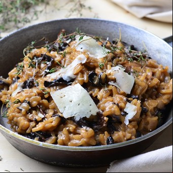 Risotto de champignones y hongos de pino